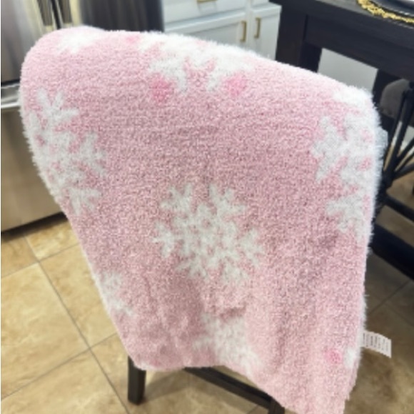 ❄️Cozy Pink with White Snowflake Christmas Blanket🌲 - Picture 6 of 9